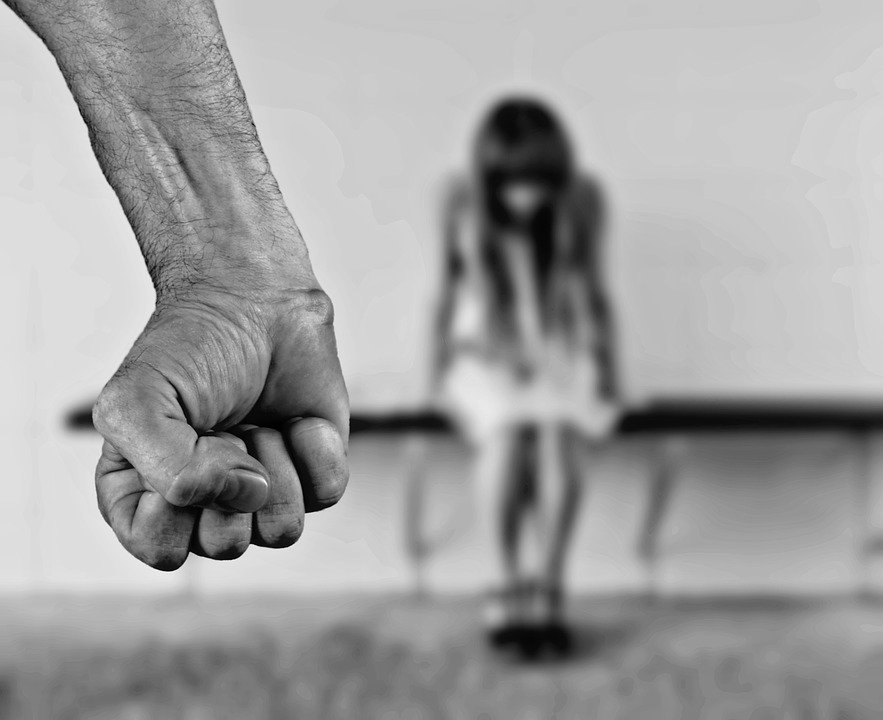 Un ieșean și-a abuzat sexual ambele fiice în acelaşi timp. Una dintre fete suferă de handicap psihic sever