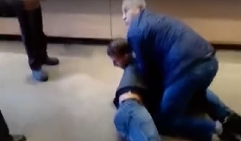 Bătaie ca în filme la un restaurant McDonald's din Cluj. Bărbat, atacat în timp ce stătea la rând (VIDEO)