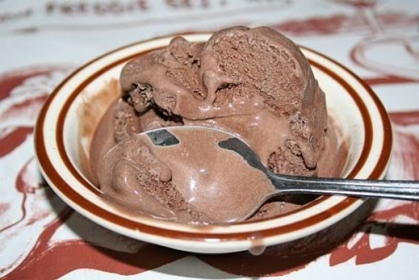 Ce riști dacă mănânci înghețată topită