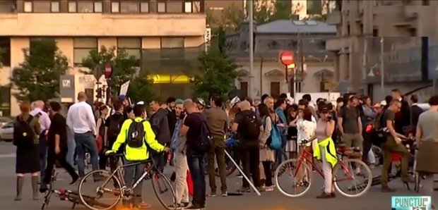 Radu Tudor: De ce-i tolerează manifestanții din Piața Victoriei pe cei care scuipă, înjură și lovesc?