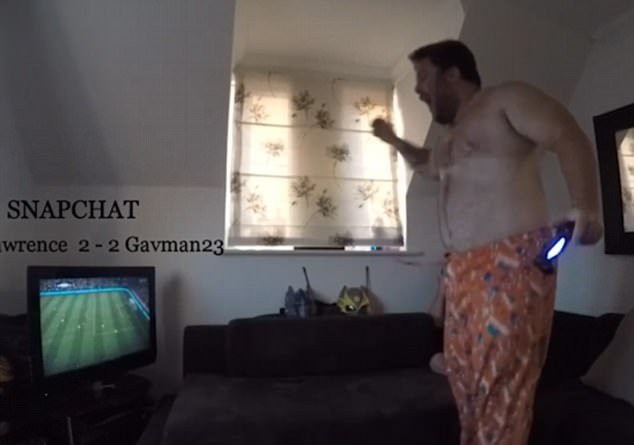 Reacția fabuloasă a unui bărbat după ce a pierdut la FIFA 17. Prietenul lui a rămas cu gura căscată!