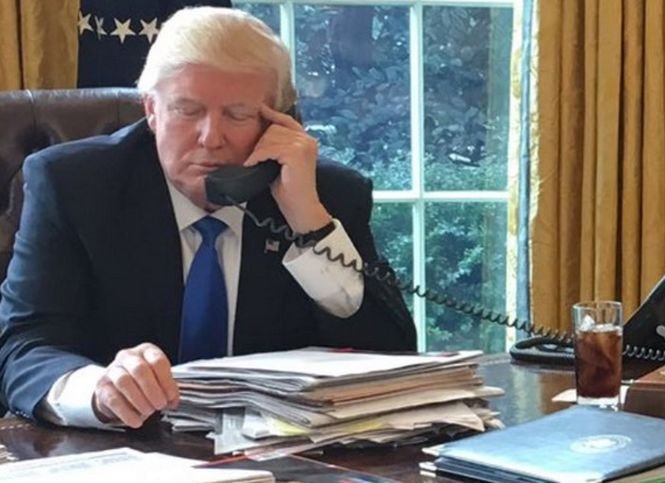 Donald Trump are un buton roșu pe masa din Biroul Oval. Ce se întâmplă când îl apasă