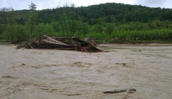 După furtuni vin apele! E cod portocaliu de inundaţii pe mai multe râuri din Gorj, Vâlcea şi Argeş