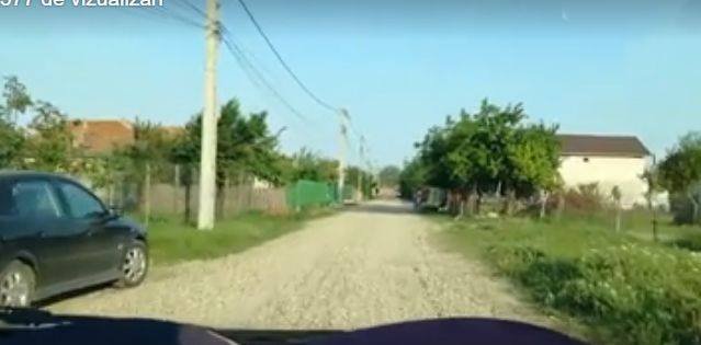 Ce fac câțiva copii din județul Buzău atunci trece o maşină de poliţie pe lângă ei - VIDEO