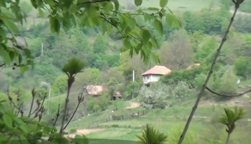 Satul din România cu o legendă captivantă. Trei stânci au răsărit din pământ, iar localnicii spun că sub ele se ascunde intrarea spre un alt tărâm