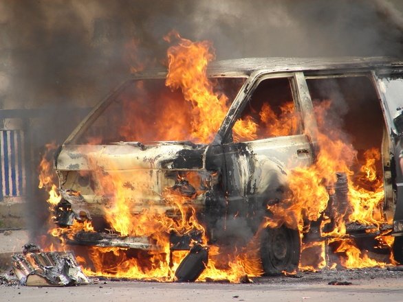 Un arab ar fi incendiat mașina unei doctorițe din Iași