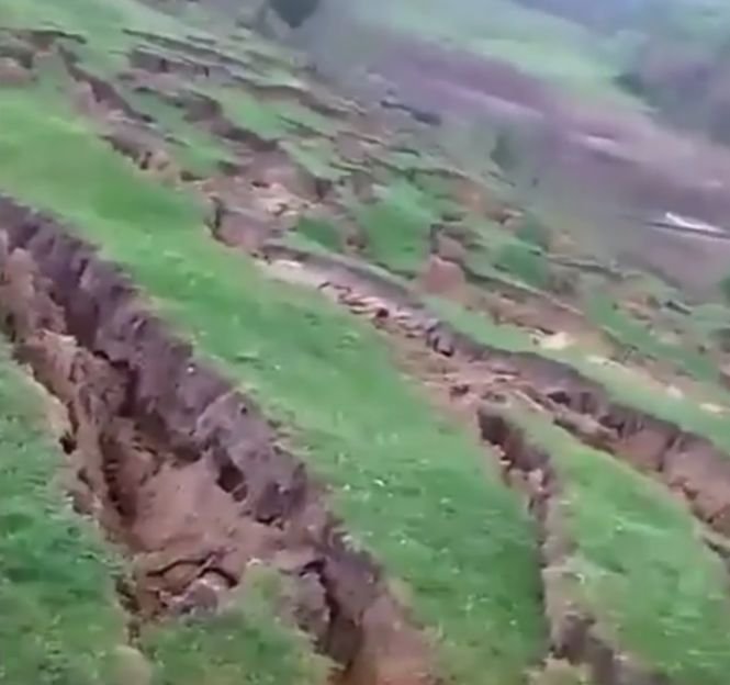 Alunecări de teren într-un sat din Vaslui. Oamenilor le e frică să nu-și piardă casele