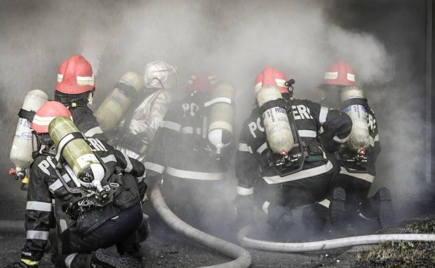Incendiu puternic la Sibiu! Un depozit de piese auto a fost cuprins de flăcări