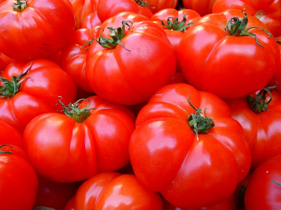 Pe piaţă au apărut primele legume româneşti! Cât costă un kilogram de roșii