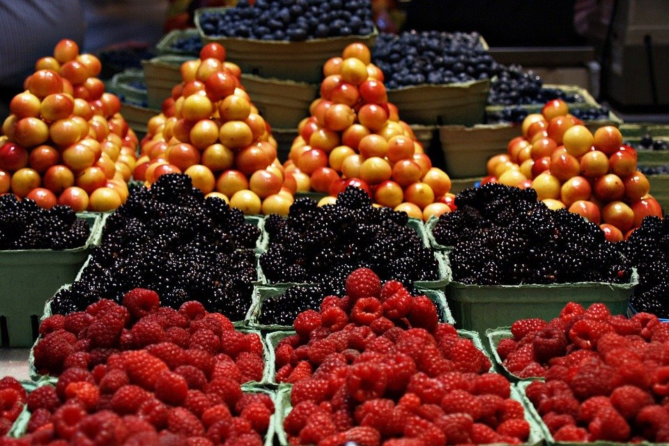 Cum sunt păcăliţi românii care merg în piaţă după fructe şi legume româneşti