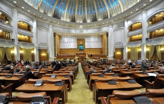 Deputații USR, protest în plenul Senatului: ”Respingeți legea grațierii”
