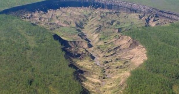 Ce a ieșit la iveală în timpul ultimelor surpări ale craterului Batagaika din Siberia, poreclit ''Poarta spre iad''