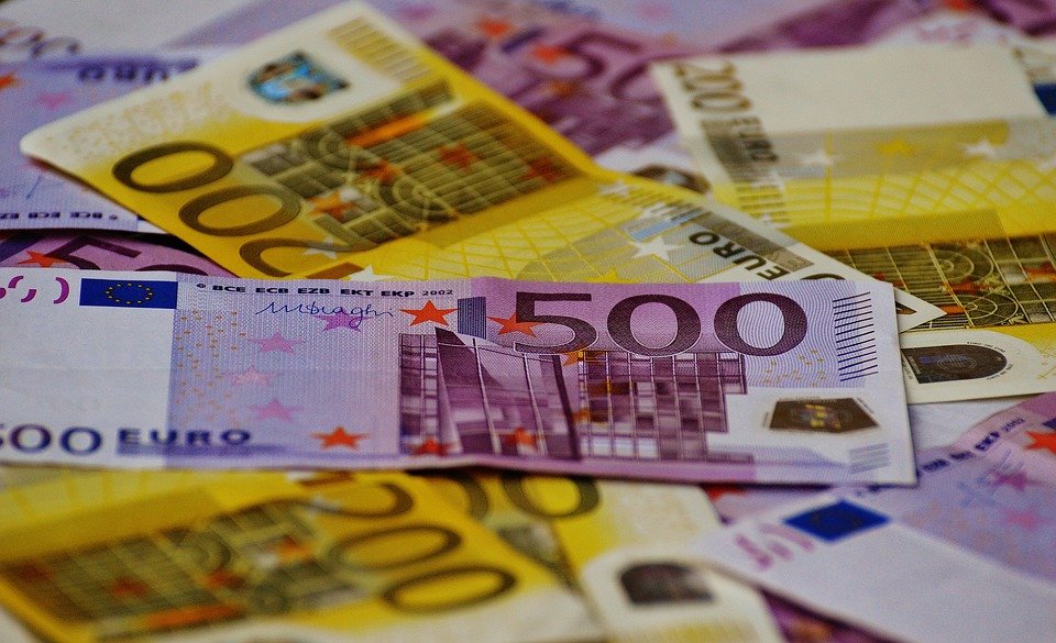 O tânără a încercat să introducă ilegal în țară 37.000 de euro. Ce metodă a folosit