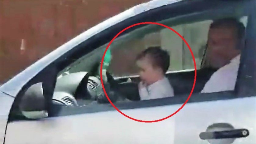 VIDEO! Imagini incredibile la Sibiu. Un șofer și-a pus bebelușul să conducă mașina, în plin trafic!