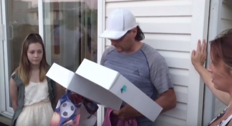 A izbucnit în plâns atunci când a deschis cadoul oferit de fiica sa vitregă. „Sunt copleșit de bucurie…” - VIDEO
