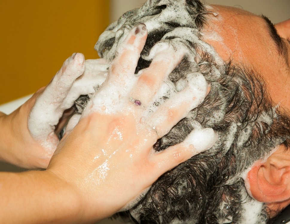 De ce este recomandat să adaugi sare în şampon înainte de fiecare spălare. Efectul e incredibil!