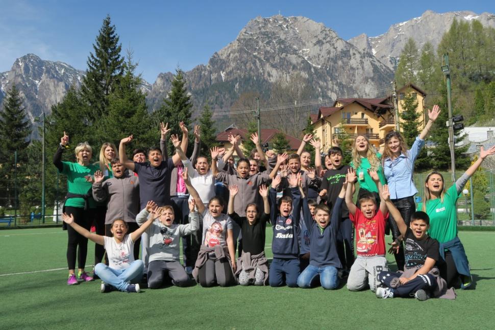  Prin campania „Schimbă o viață“,  22 de copii de la Școlile Generale din Pitaru și Potlogi, județul Dâmbovița, au mers în prima tabără din viața lor – Tabăra Copilăriei 449479