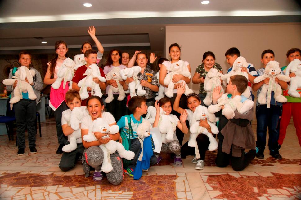  Prin campania „Schimbă o viață“,  22 de copii de la Școlile Generale din Pitaru și Potlogi, județul Dâmbovița, au mers în prima tabără din viața lor – Tabăra Copilăriei 449480