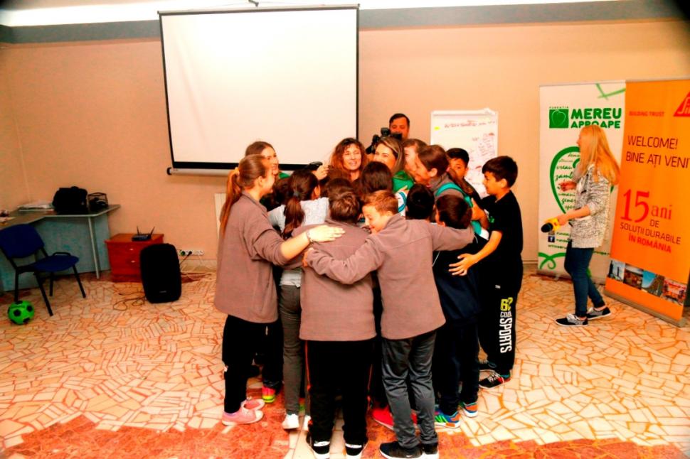  Prin campania „Schimbă o viață“,  22 de copii de la Școlile Generale din Pitaru și Potlogi, județul Dâmbovița, au mers în prima tabără din viața lor – Tabăra Copilăriei 449481