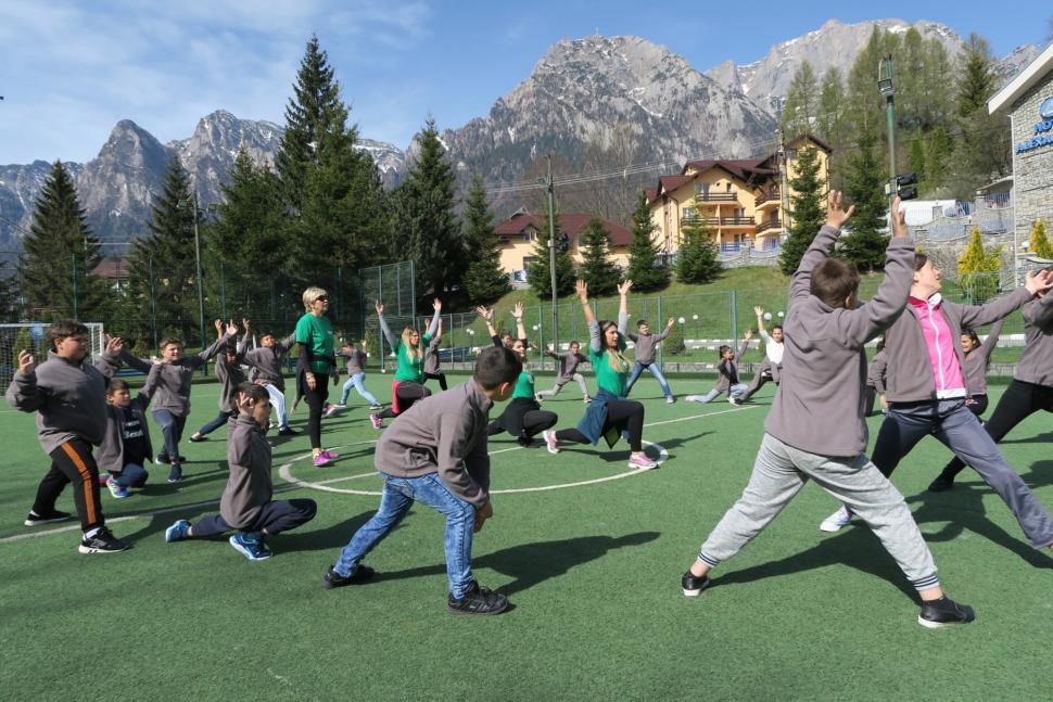  Prin campania „Schimbă o viață“,  22 de copii de la Școlile Generale din Pitaru și Potlogi, județul Dâmbovița, au mers în prima tabără din viața lor – Tabăra Copilăriei 449482