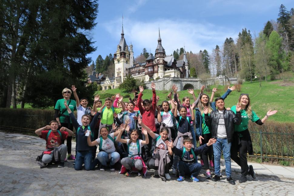  Prin campania „Schimbă o viață“,  22 de copii de la Școlile Generale din Pitaru și Potlogi, județul Dâmbovița, au mers în prima tabără din viața lor – Tabăra Copilăriei 449483