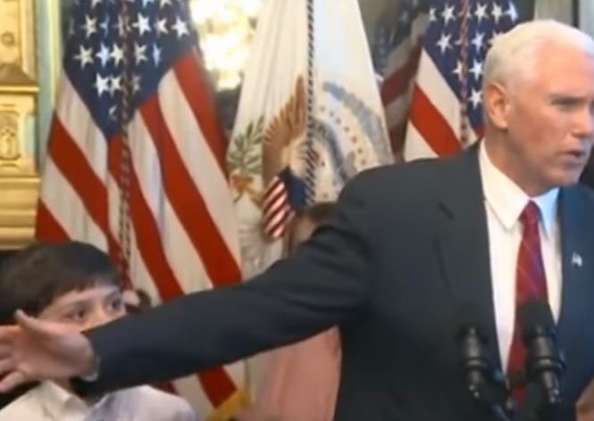 Vicepreședintele SUA, Mike Pence, a lovit din greșeala un copil, la Casa Alba. Reacția băiatului face înconjurul lumii - VIDEO