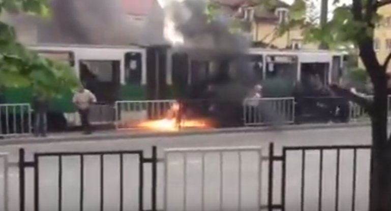 Momente de panică! Un tramvai a luat foc în plină stradă - VIDEO