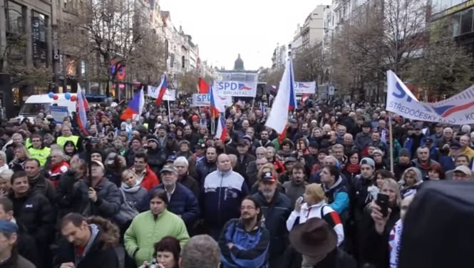 Proteste de amploare. Zeci de mii de cehi cer demisia preşedintelui şi a ministrului de Finanţe