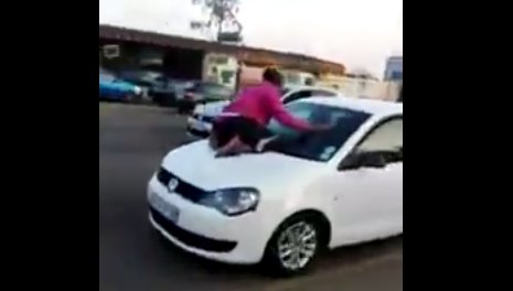 Reacție șocantă în trafic! Ce a făcut o femeie după ce și-a prins soțul cu altă femeie - VIDEO