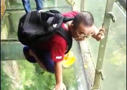 Reacțiile îngrozite ale turiștilor care traversează podul de sticlă din China - VIDEO