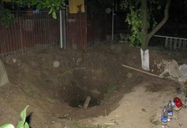 Descoperire șocantă în Maramureș! Ce a putut să îngroape o femeie de 80 de ani în curtea casei? 
