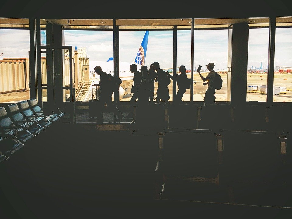 Pasagerii unui aeroport din Canada au fost îngroziți. Ce au văzut pe tavan - VIDEO