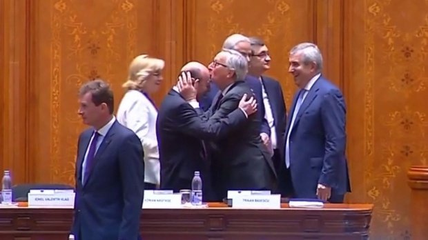 Traian Băsescu, primele explicații despre sărutul pe frunte primit în Parlament de la Jean-Claude Juncker