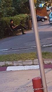 A fost zărit pe o bancă, în fața unui bloc din București. Trecătorilor nu le-a venit să creadă că e chiar el 450117