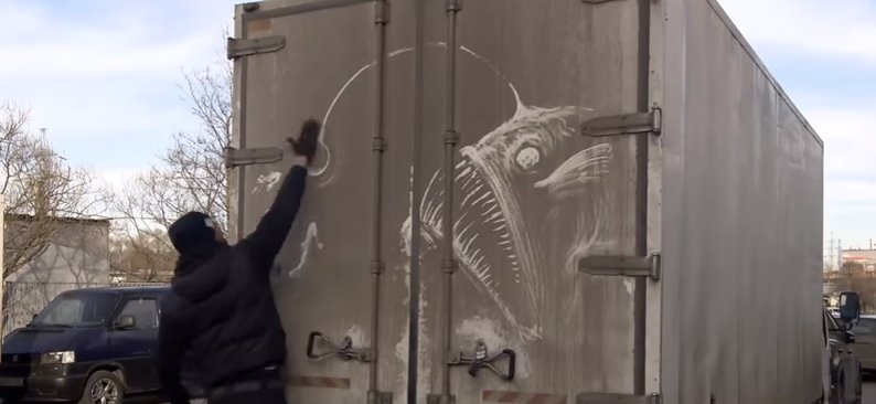 A transformat camioanele murdare în opere de artă - VIDEO