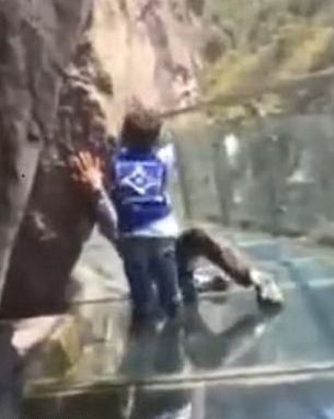 Ce se întâmplă cu un bărbat căruia i-a fost prea frică să pășească pe podul de sticlă! Un copil de trei ani se apropie de el și ... 
