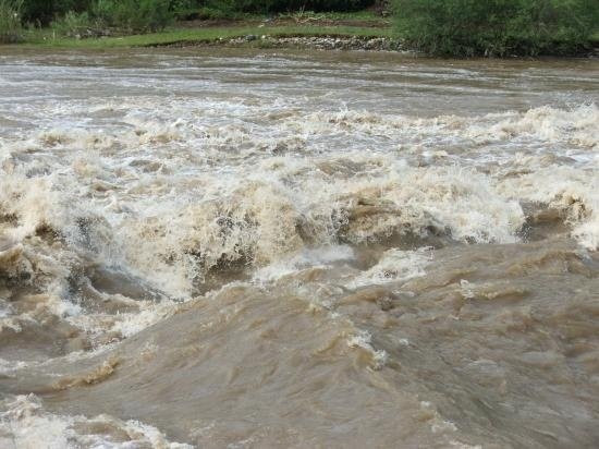 Hidrologii trag un semnal de alarmă! E cod roșu de inundații pe râul Tutova! Mai multe râuri din Moldova, sub cod portocaliu și galben