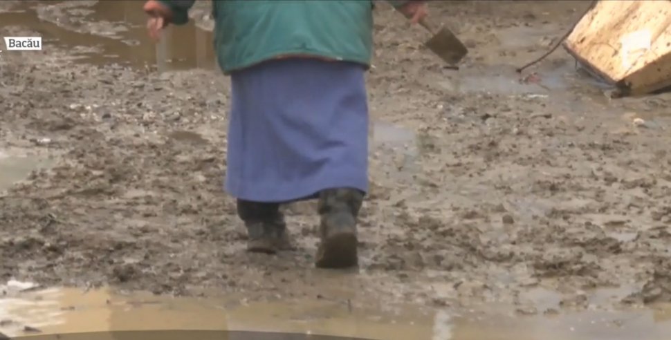 În câteva minute a plouat cât pentru o lună! Apele au făcut ravagii în trei judeţe din Moldova