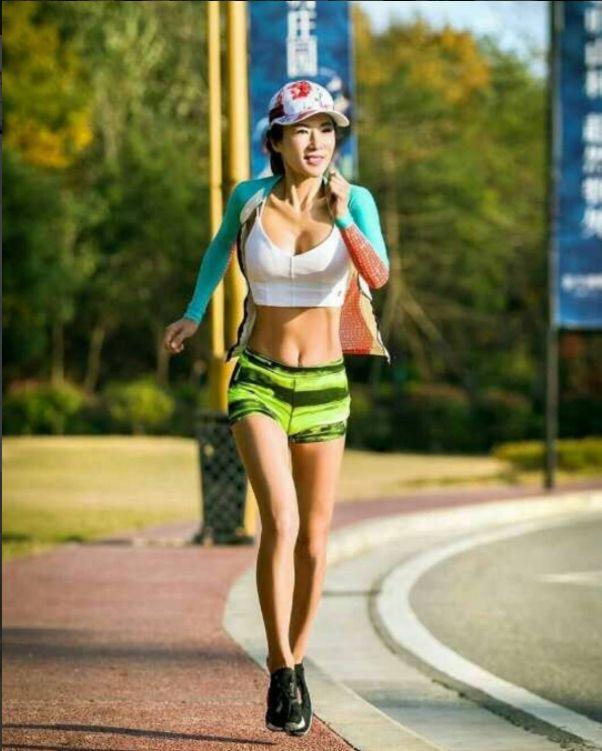 Are 50 de ani, dar nu îi dai nici jumătate din vârsta ei. Care este secretul femeii care a ”oprit” timpul în loc 450350