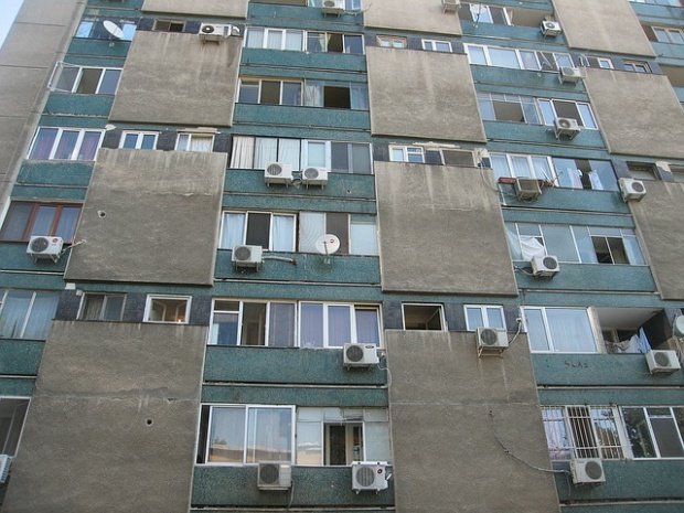 Un bărbat din Dâmbovița s-a aruncat de pe acoperișul unui bloc