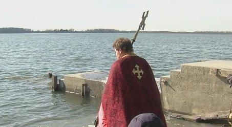 Un preot a incercat sa mearga pe apa ca Iisus, dar...! Credinciosii au asistat la scene groaznice
