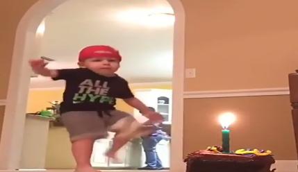 Are numai doi ani, dar este deja specialist în jonglerii cu mingea - VIDEO