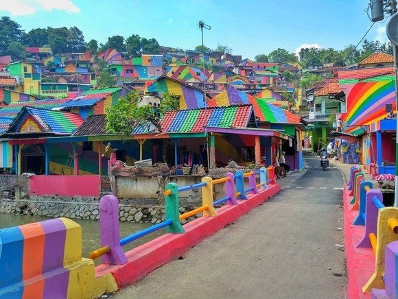 „Satul curcubeu”, cel mai colorat loc din lume