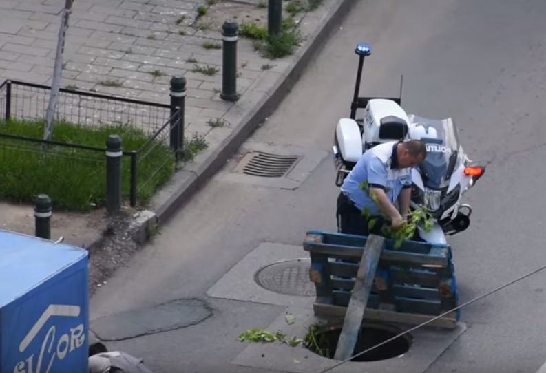 Cum a ”rezolvat” Poliția Română problema unui canal după ce șase mașini au fost grav avariate! VIDEO