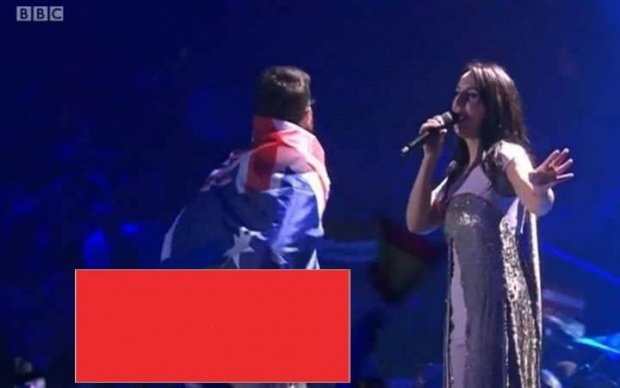 Eurovision 2017: Bărbatul care a urcat pe scenă dezbrăcat, plasat sub control judiciar, declară că „nu regretă nimic”