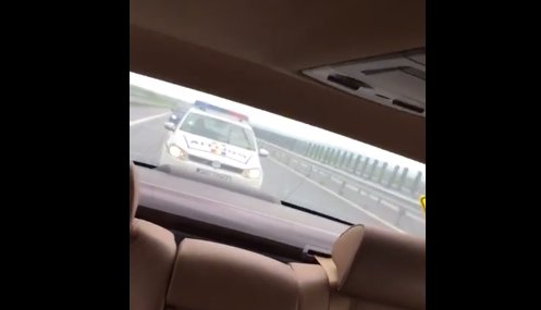 Urmărire ca în filme pe autostradă! Supărat că a fost jignit după ce a fost amendat, un şofer a pornit în urmărirea Poliţiei - VIDEO