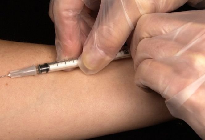 Anunț important făcut de ministrul Sănătății: „Se ia în calcul reintroducerea vaccinării în şcoli”