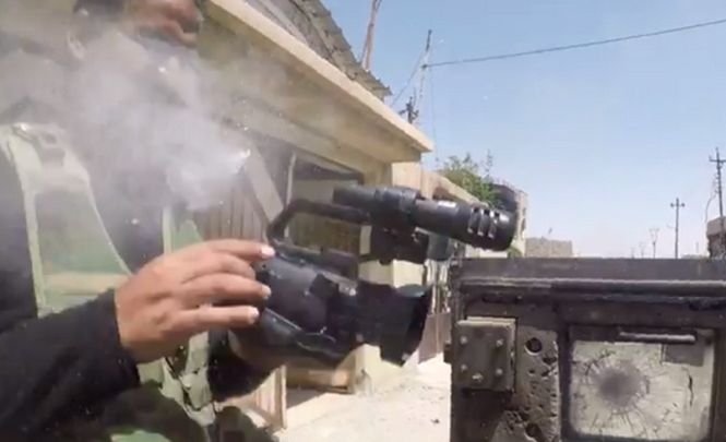 Jurnalist la un pas de a fi ucis de un lunetist ISIS în timpul filmărilor - VIDEO