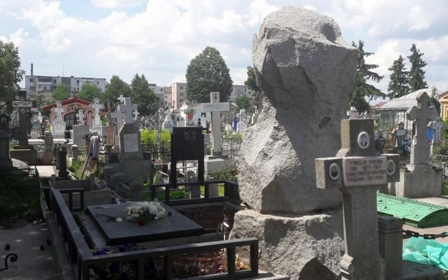 Un politician renumit a vrut să aibă un bolovan la mormânt în loc de cruce