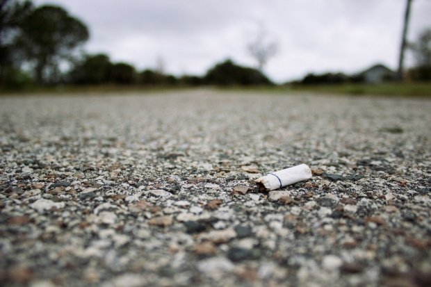Atenţie, bucureşteni! O ţigară sau o hârtie aruncată pe jos vă poate aduce o amendă de până la 5.000 de lei